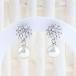 Pendientes convertibles de diamantes y perlas cultivadas en oro blanco 18K