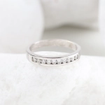 Anillo media alianza de diamantes 0,30 ct en oro blanco 18K