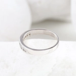 Anillo media alianza de diamantes 0,30 ct en oro blanco 18K