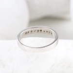Anillo media alianza de diamantes 0,30 ct en oro blanco 18K