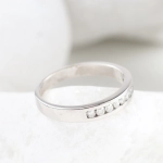 Anillo media alianza de diamantes 0,30 ct en oro blanco 18K
