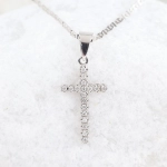 Cadena con cruz de diamantes en oro blanco 18K