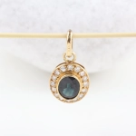 Colgante de zafiro natural 1,50 ct y diamantes en oro amarillo 18K