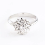 Anillo roseta de diamantes 0,64 ct en oro blanco 18K