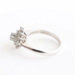 Anillo roseta de diamantes 0,64 ct en oro blanco 18K