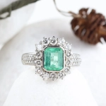 Anillo de esmeralda colombiana 1,51 ct y diamantes 1,25 ct en oro 18K