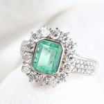 Anillo de esmeralda colombiana 1,51 ct y diamantes 1,25 ct en oro 18K