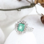 Anillo de esmeralda colombiana 1,51 ct y diamantes 1,25 ct en oro 18K