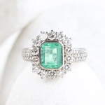 Anillo de esmeralda colombiana 1,51 ct y diamantes 1,25 ct en oro 18K