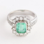 Anillo de esmeralda colombiana 1,51 ct y diamantes 1,25 ct en oro 18K