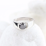 Anillo de oro blanco 18K con diamante negro natural 1,68 ct
