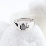 Anillo de oro blanco 18K con diamante negro natural 1,68 ct
