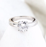 Anillo solitario de oro blanco 18K con diamante natural 1,72 ct
