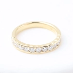 Anillo media alianza de 13 diamantes en oro amarillo 18K – 0,65 ct