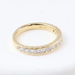 Anillo media alianza de 13 diamantes en oro amarillo 18K – 0,65 ct
