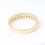 Anillo media alianza de 13 diamantes en oro amarillo 18K – 0,65 ct
