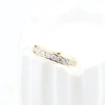 Anillo media alianza de 13 diamantes en oro amarillo 18K – 0,65 ct