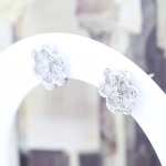 Pendientes de flor con diamantes en oro blanco 18K – 0,12 ct