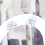 Pendientes de flor con diamantes en oro blanco 18K – 0,12 ct