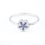 Anillo de zafiros azules y diamantes en oro blanco 18K – Diseño floral