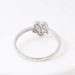 Anillo de zafiros azules y diamantes en oro blanco 18K – Diseño floral
