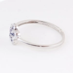 Anillo de zafiros azules y diamantes en oro blanco 18K – Diseño floral
