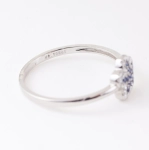 Anillo de zafiros azules y diamantes en oro blanco 18K – Diseño floral
