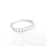 Anillo media alianza de 9 diamantes en oro blanco 18K – 0,45 ct