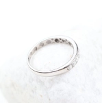 Anillo media alianza de 9 diamantes en oro blanco 18K – 0,45 ct