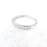 Anillo media alianza de 9 diamantes en oro blanco 18K – 0,45 ct