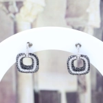 Pendientes geométricos de diamantes blancos y negros oro blanco 18K – 0,90 ct