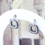 Pendientes geométricos de diamantes blancos y negros oro blanco 18K – 0,90 ct