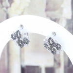 Pendientes florales de diamantes blancos y negros en oro blanco 18K – 0,46 ct
