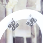 Pendientes florales de diamantes blancos y negros en oro blanco 18K – 0,46 ct