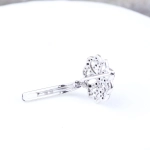 Pendientes florales de diamantes blancos y negros en oro blanco 18K – 0,46 ct