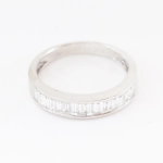 Media alianza de diamantes talla baguette en oro blanco de 18K – 0,64 ct