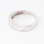 Media alianza de diamantes talla baguette en oro blanco de 18K – 0,64 ct