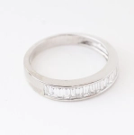 Media alianza de diamantes talla baguette en oro blanco de 18K – 0,64 ct