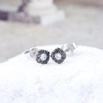 Pendientes roseta de diamantes negros e incoloros en oro blanco de 18K – 0,18 ct