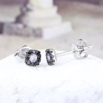 Pendientes roseta de diamantes negros e incoloros en oro blanco de 18K – 0,18 ct