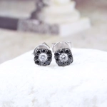 Pendientes roseta de diamantes negros e incoloros en oro blanco de 18K – 0,18 ct
