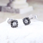 Pendientes roseta de diamantes negros e incoloros en oro blanco de 18K – 0,18 ct