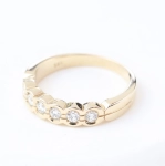 Anillo media alianza de diamantes en oro amarillo de 14K – 0,42 ct