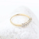 Anillo media alianza de 7 diamantes en oro amarillo de 18K – 0,35 ct