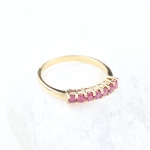 Anillo media alianza de 7 rubíes en oro amarillo de 18K – 0,56 ct
