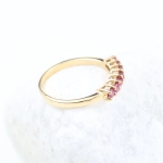 Anillo media alianza de 7 rubíes en oro amarillo de 18K – 0,56 ct
