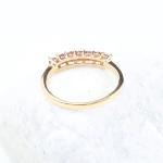 Anillo media alianza de 7 rubíes en oro amarillo de 18K – 0,56 ct