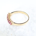 Anillo media alianza de 7 rubíes en oro amarillo de 18K – 0,56 ct