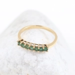 Anillo media alianza de 7 esmeraldas en oro amarillo de 18K – 0,56 ct