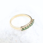 Anillo media alianza de 7 esmeraldas en oro amarillo de 18K – 0,56 ct
